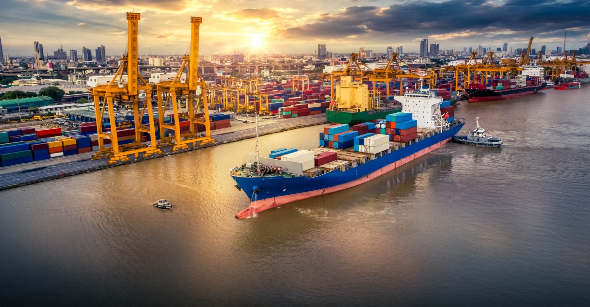 Leveraging AI and Machine Learning to Improve Procurement and Supply Chain hero banner